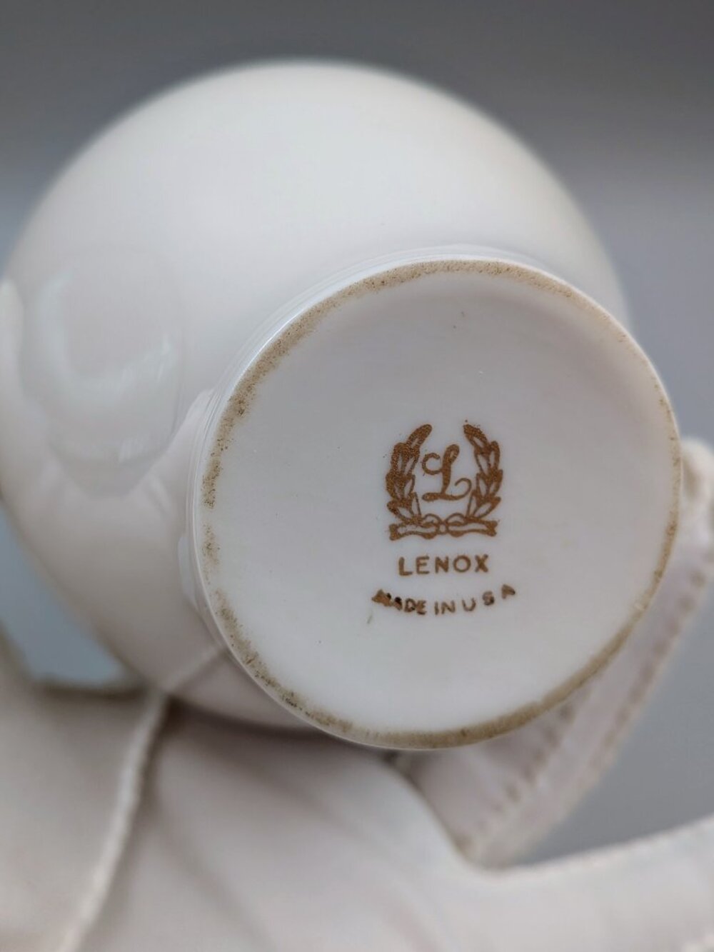 Mid-Century Vintage Lenox Century Collection Vase - Ivory Porcelain w. Gold Trim - Picture 7 of 8